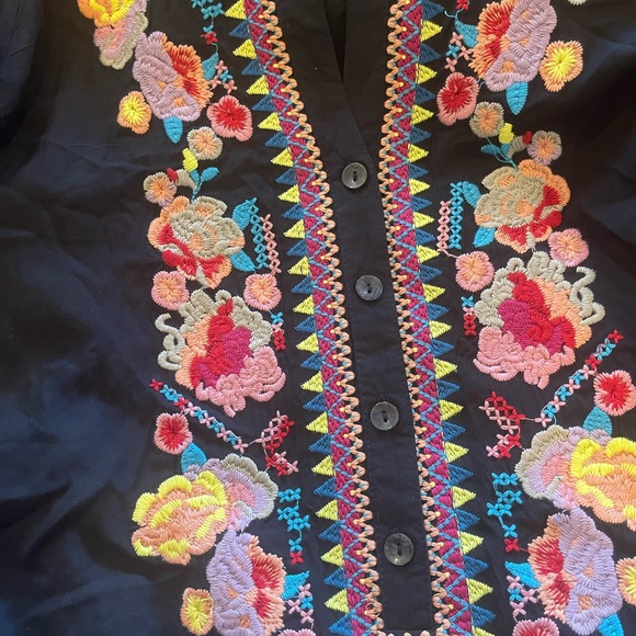 Solitaire Black Button Down Embroidered Tunic blouse size small - Picture 6 of 7